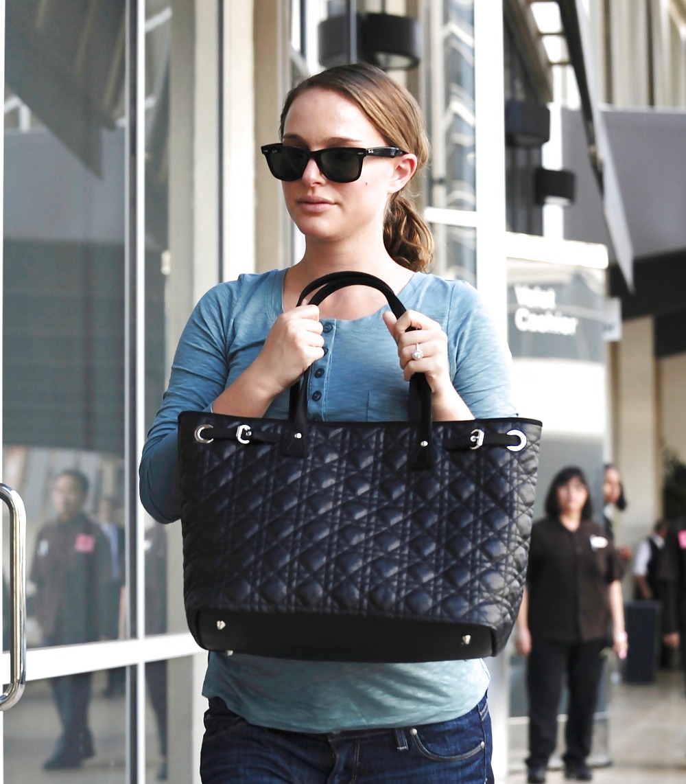 Natalie Portman leaving Square One restaurant in Silverlake #4130891