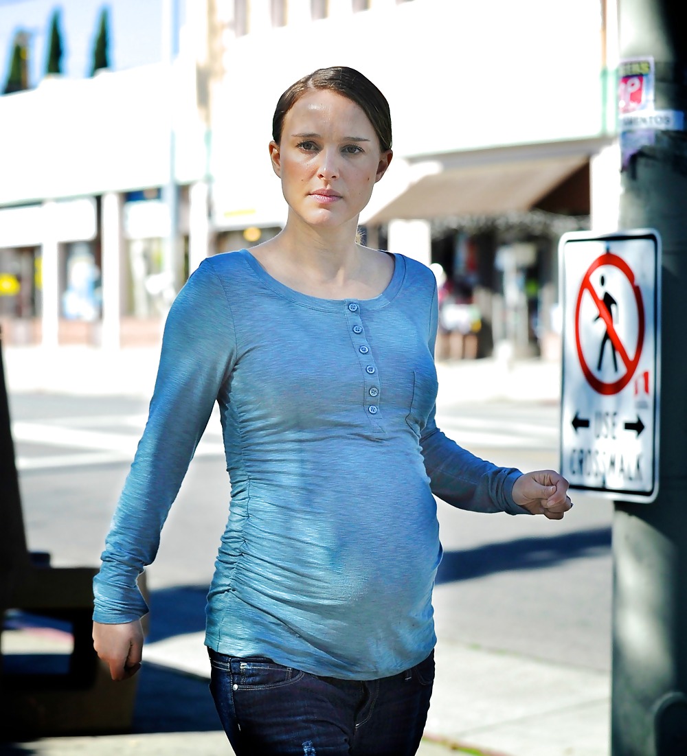 Natalie portman saliendo del restaurante square one en silverlake
 #4131044