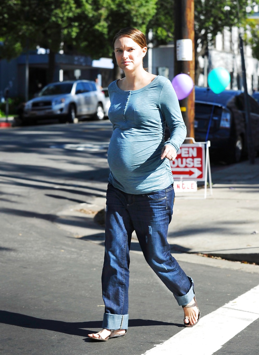 Natalie portman saliendo del restaurante square one en silverlake
 #4131096