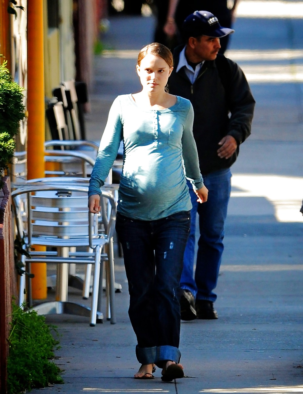 Natalie portman saliendo del restaurante square one en silverlake
 #4131118