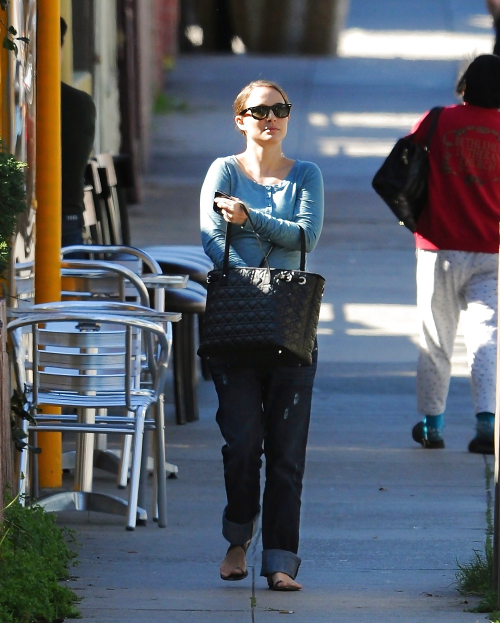 Natalie portman saliendo del restaurante square one en silverlake
 #4131194