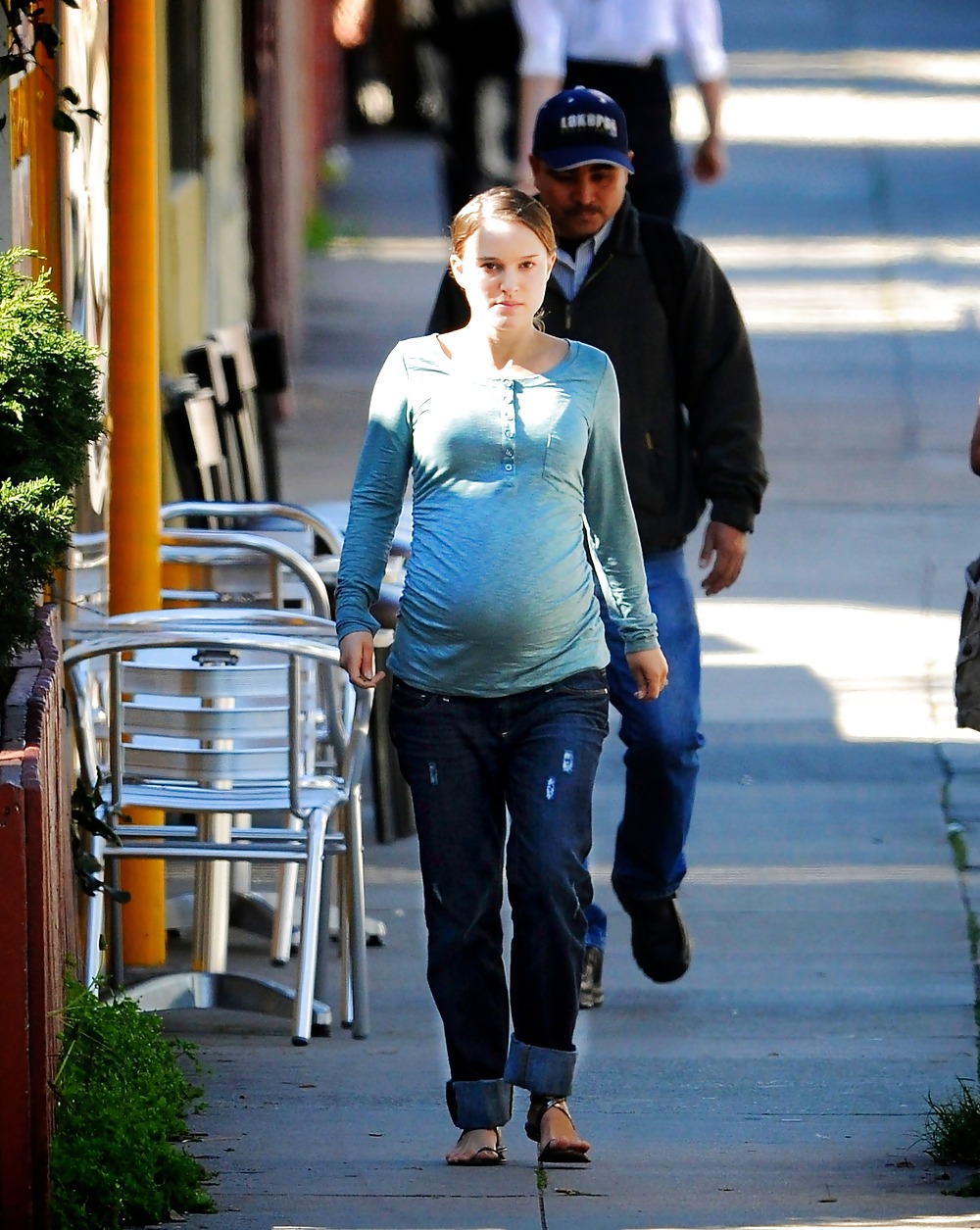 Natalie portman saliendo del restaurante square one en silverlake
 #4131208