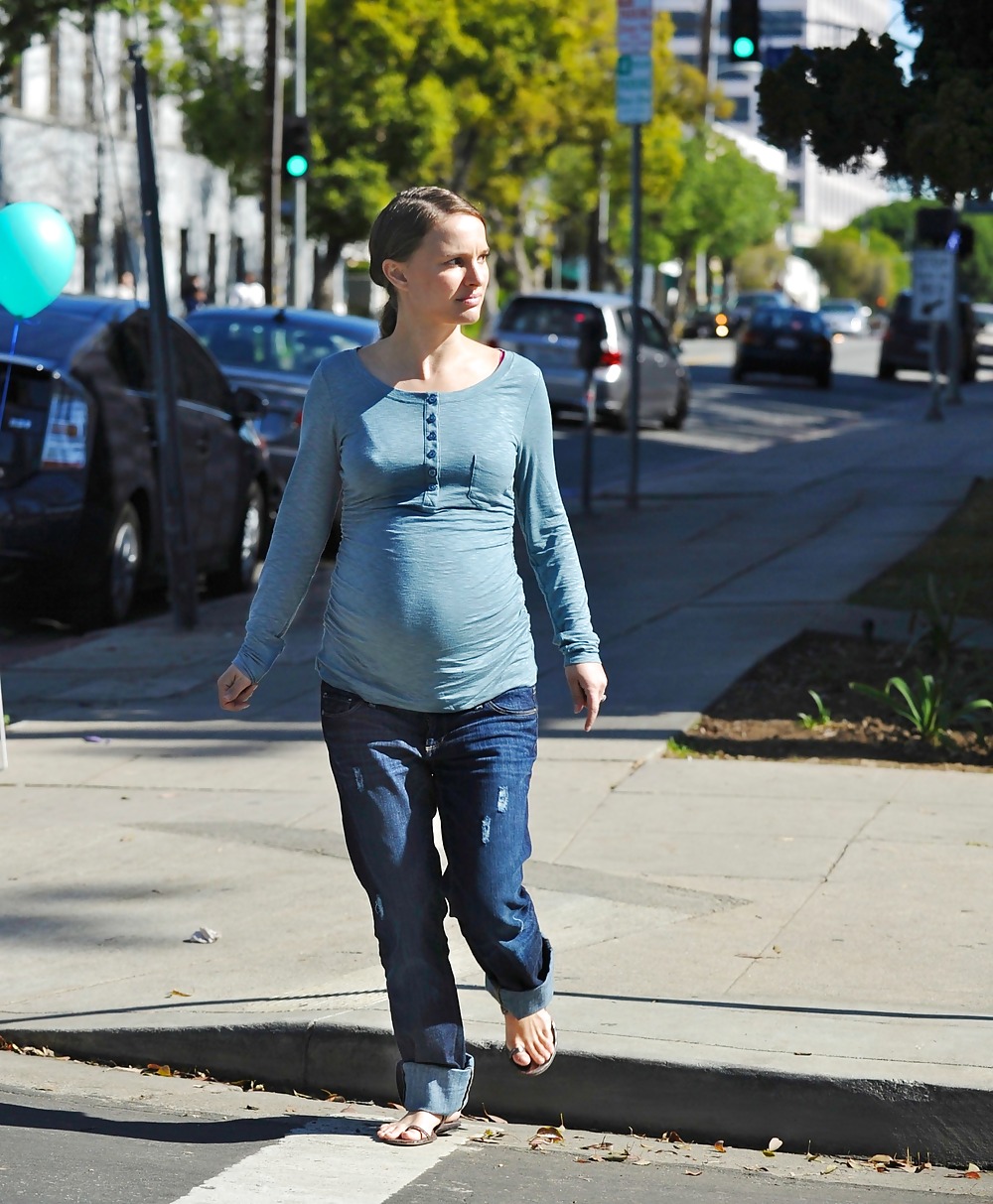 Natalie Portman leaving Square One restaurant in Silverlake #4131246
