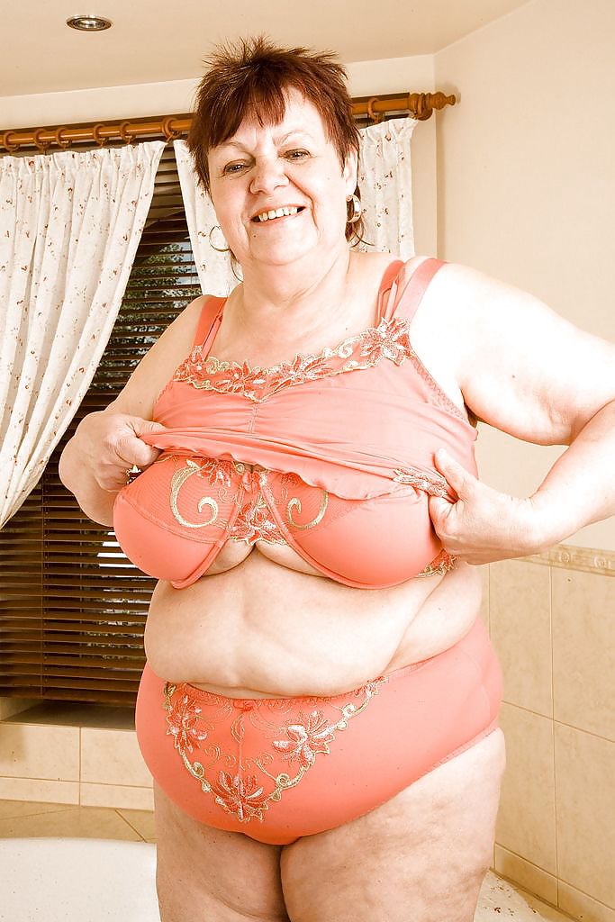 Nonna Jindry mostra il suo grande seno.
 #12879011