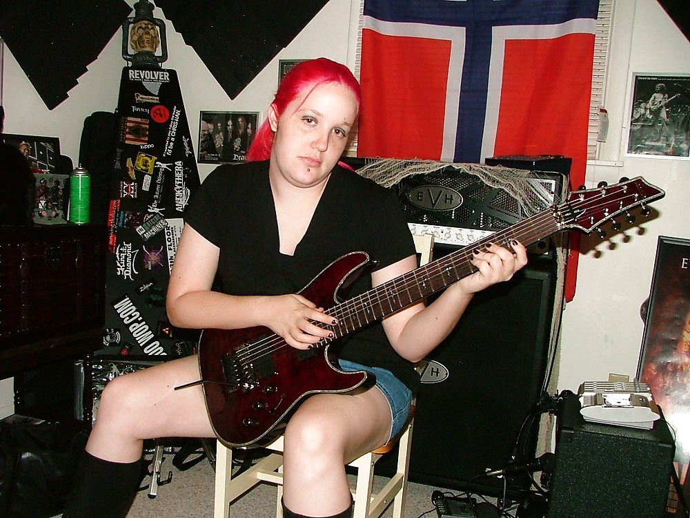 私のギターを持ったセクシーな元妻（彼女の大きなマンコの唇を見せる
 #20065275