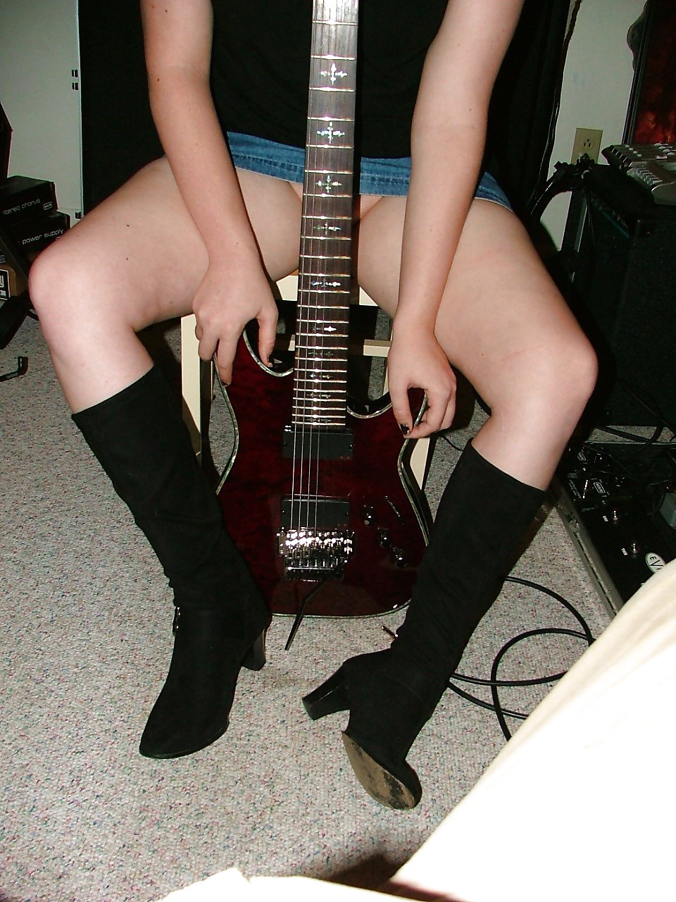 Ex moglie sexy con la mia chitarra (mostrando le sue grandi labbra di figa)
 #20065303