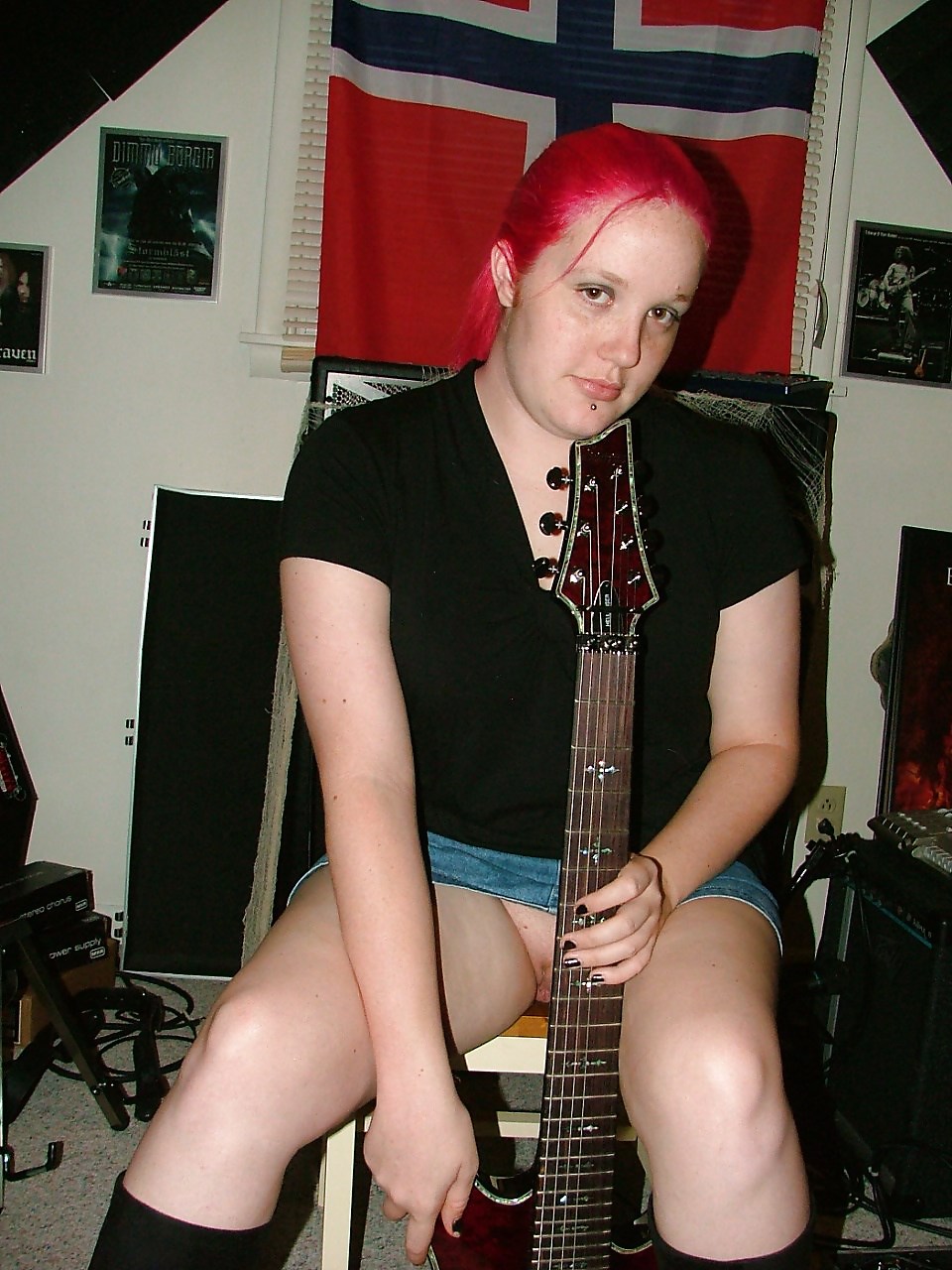 Ex moglie sexy con la mia chitarra (mostrando le sue grandi labbra di figa)
 #20065309