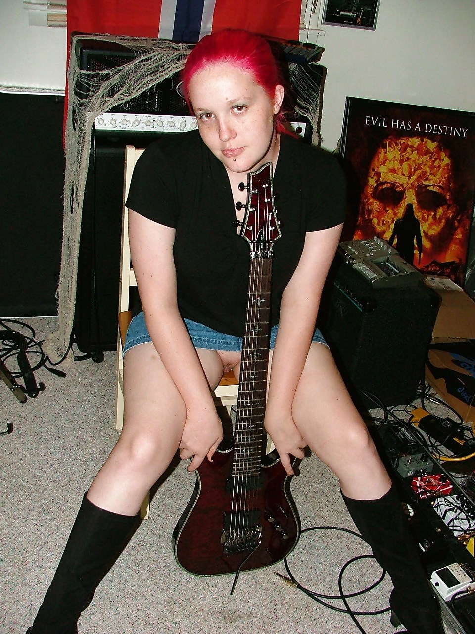 Ex moglie sexy con la mia chitarra (mostrando le sue grandi labbra di figa)
 #20065325