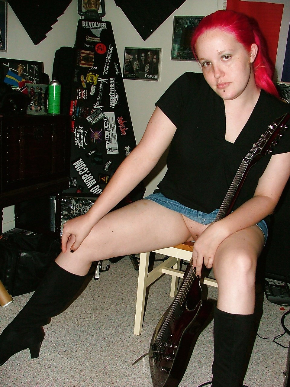 Ex moglie sexy con la mia chitarra (mostrando le sue grandi labbra di figa)
 #20065330