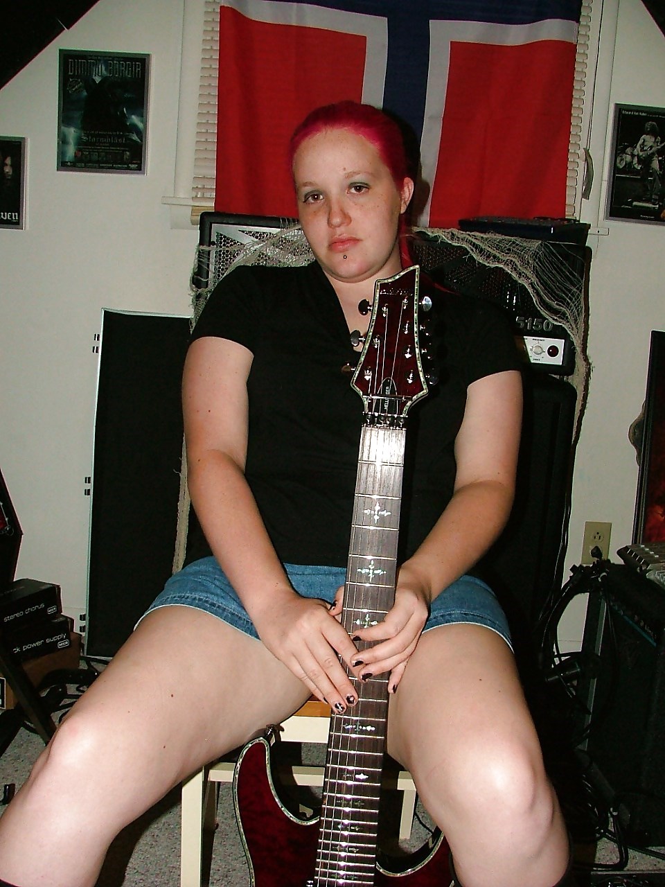 Ex moglie sexy con la mia chitarra (mostrando le sue grandi labbra di figa)
 #20065350