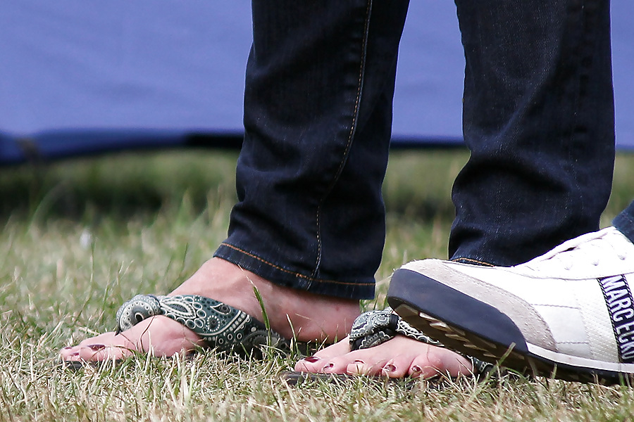 Voyeured feet and legs at dog show #5571138