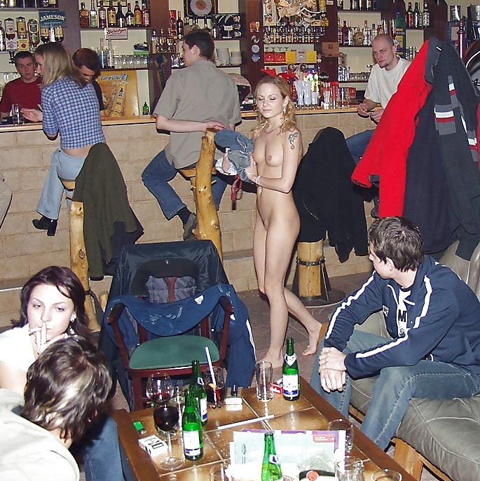 Ragazze nude in bar e caffè
 #10553188