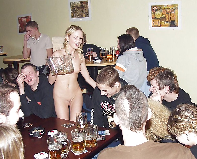 Ragazze nude in bar e caffè
 #10553295