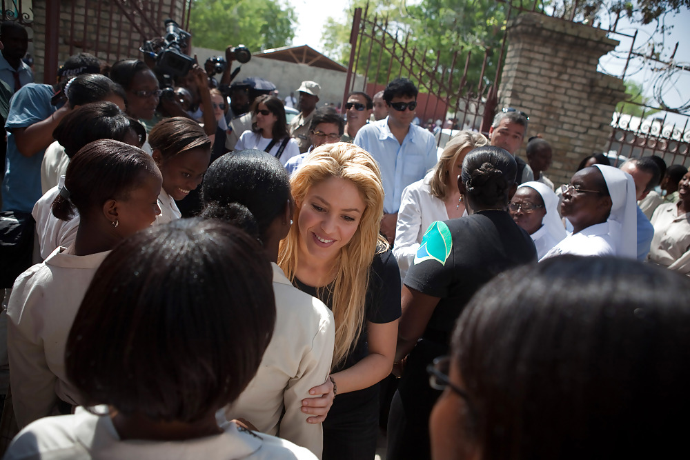 Wheres Shakira Besuche Lcole Elie Dubois In Port-au-Prince #3330240