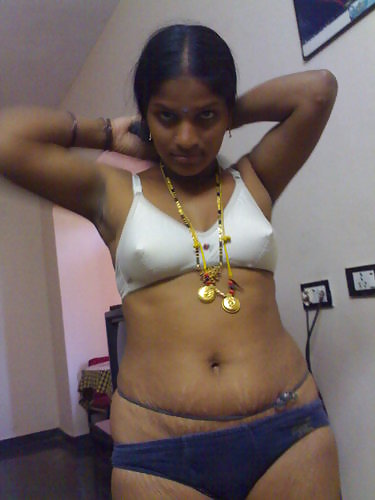 Femme Indienne Mûre Déshabillant #12100122