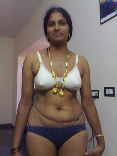 Femme Indienne Mûre Déshabillant #12100126