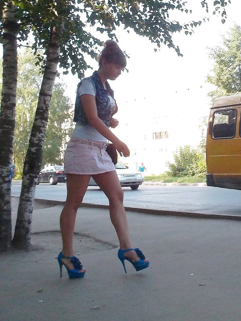 Ragazze sexy amatoriali che indossano una mini gonna in pubblico 
 #7746014
