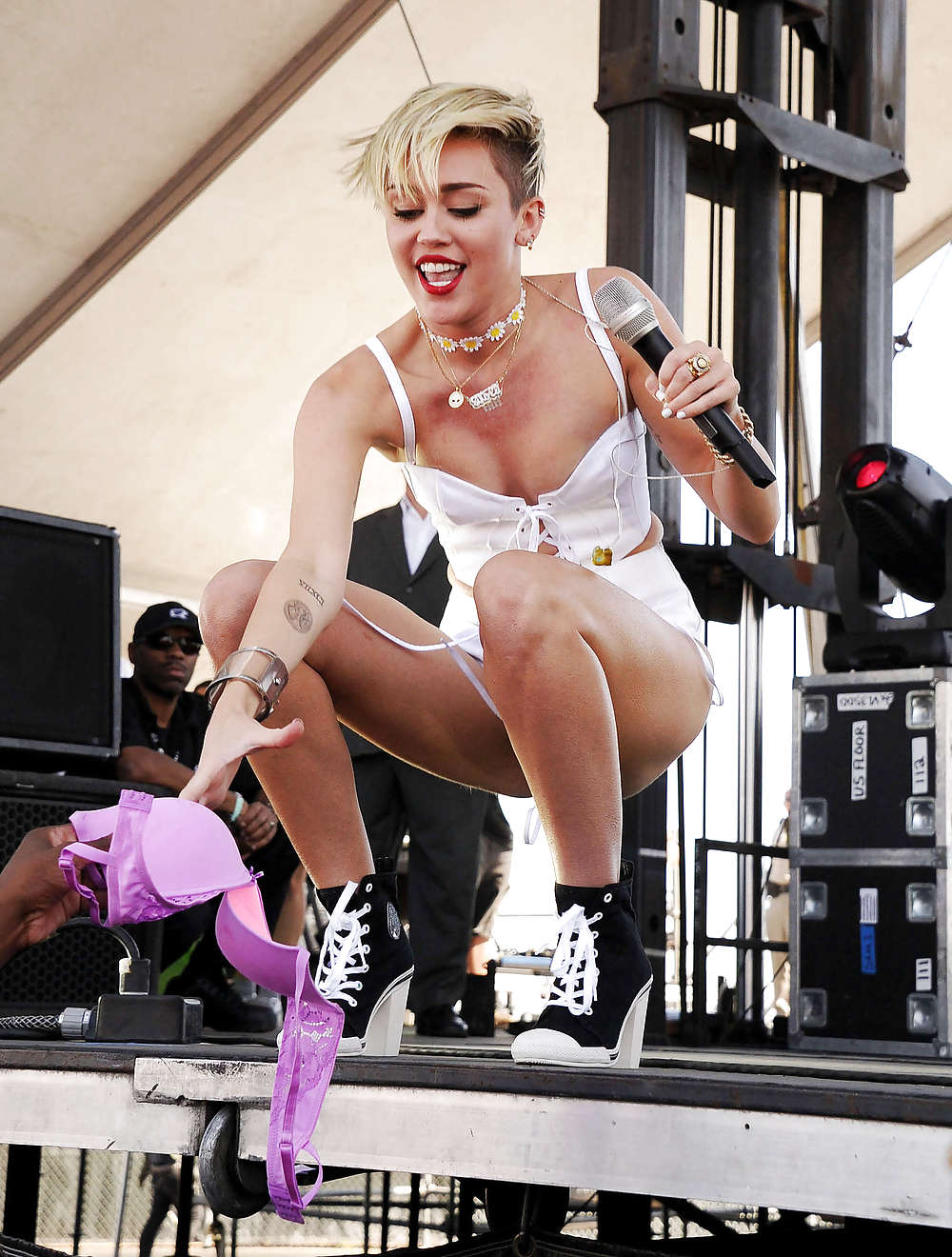 Miley cyrus
 #21454402