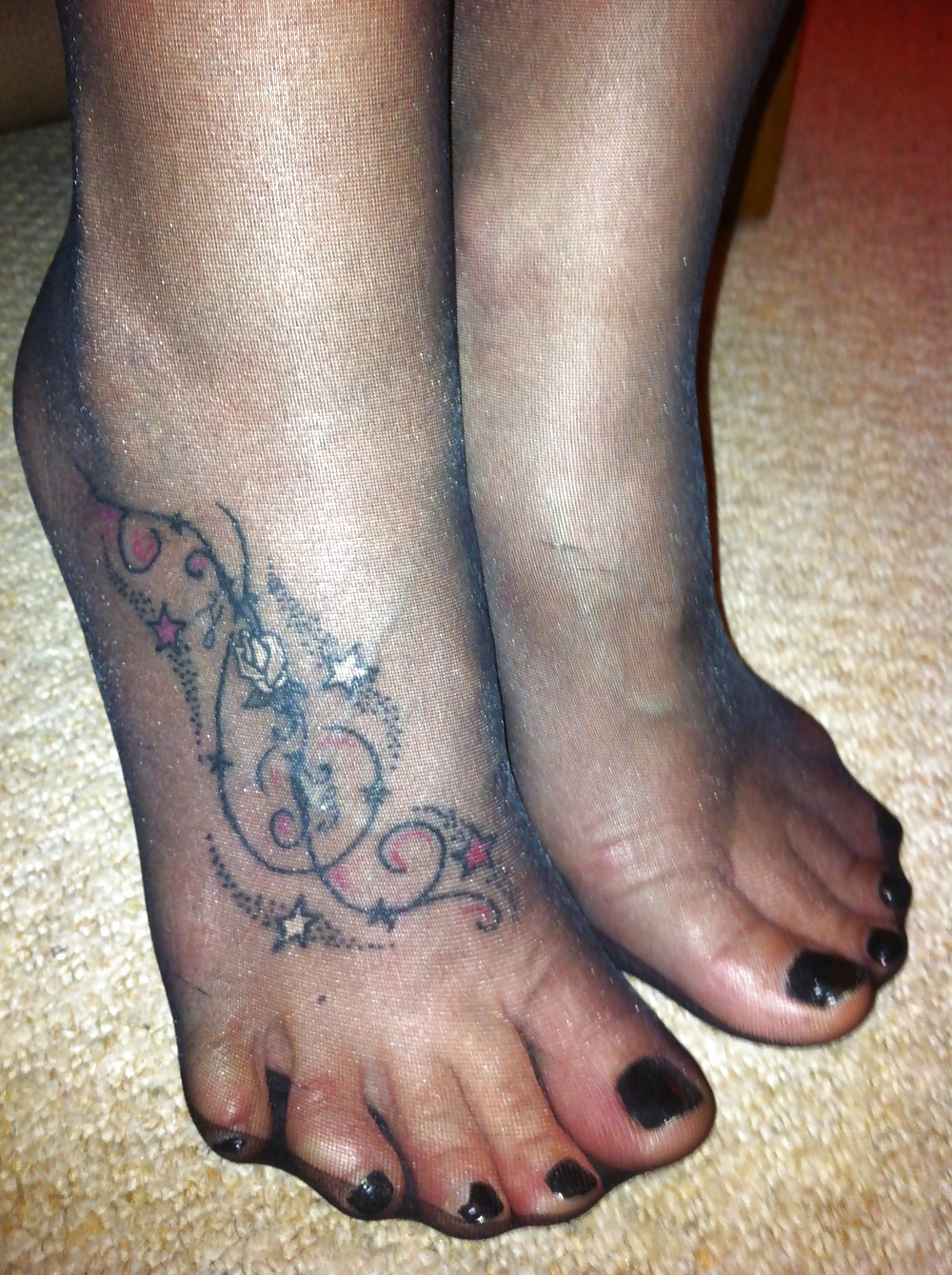 私のガールフレンドのセクシーな新しい足の入れ墨は、黒のホールドアップの下に
 #14578259