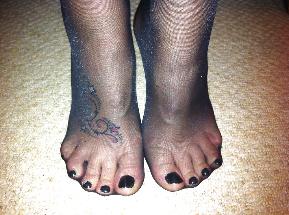 Mi gf,s sexy nuevo tatuaje en el pie bajo holdups negro
 #14578268