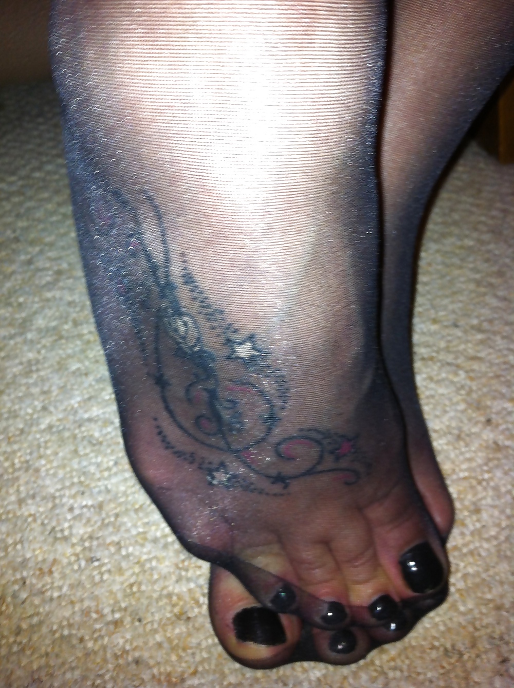 Mi gf,s sexy nuevo tatuaje en el pie bajo holdups negro
 #14578295