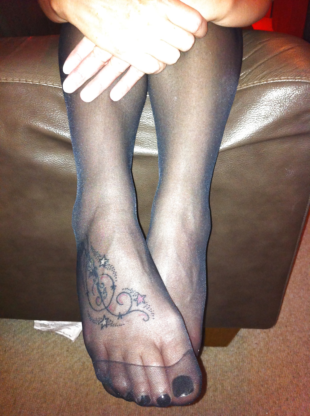 Mi gf,s sexy nuevo tatuaje en el pie bajo holdups negro
 #14578358