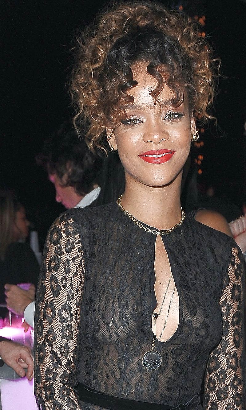 Rihanna pezón
 #10621595