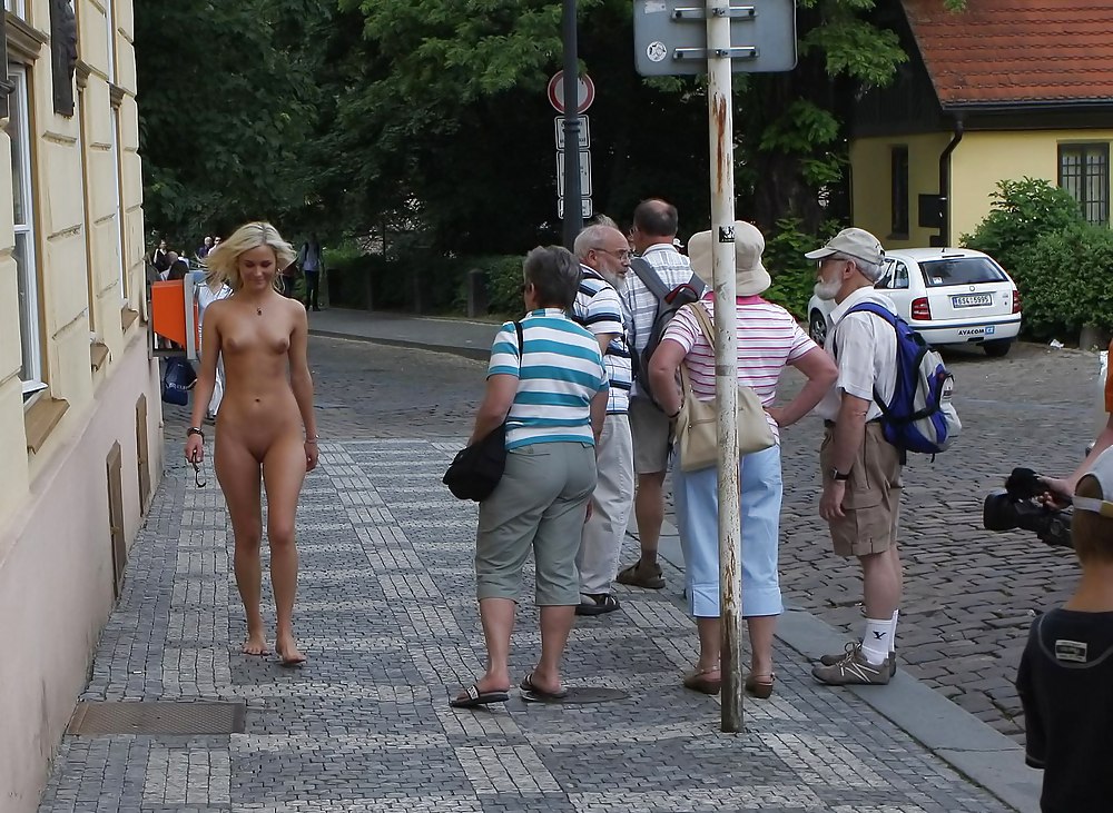 Ragazze nude in pubblico #13
 #15994243