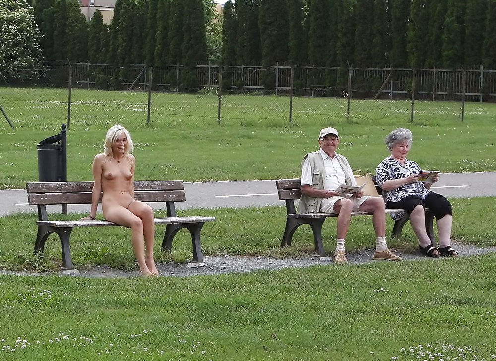 Ragazze nude in pubblico #13
 #15994336