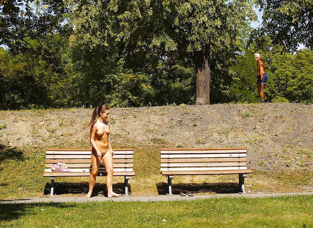 Ragazze nude in pubblico #13
 #15994473
