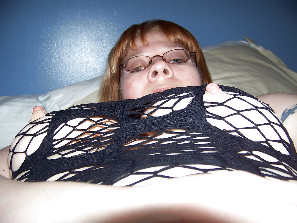 Sexy in abito nero a rete con giarrettiera e giocattolo di vetro
 #22542031