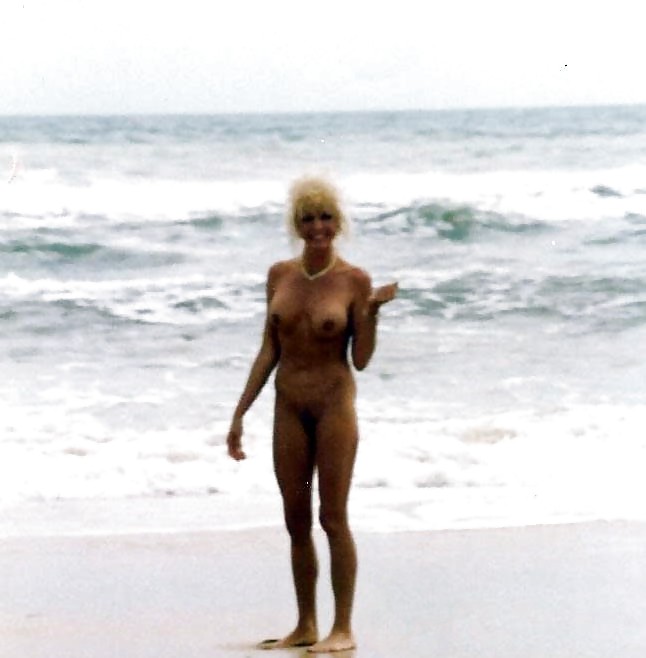 NUDE AT THE BEACH #20143731