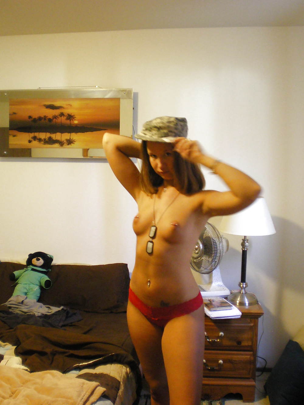 Chica del ejército
 #8776303