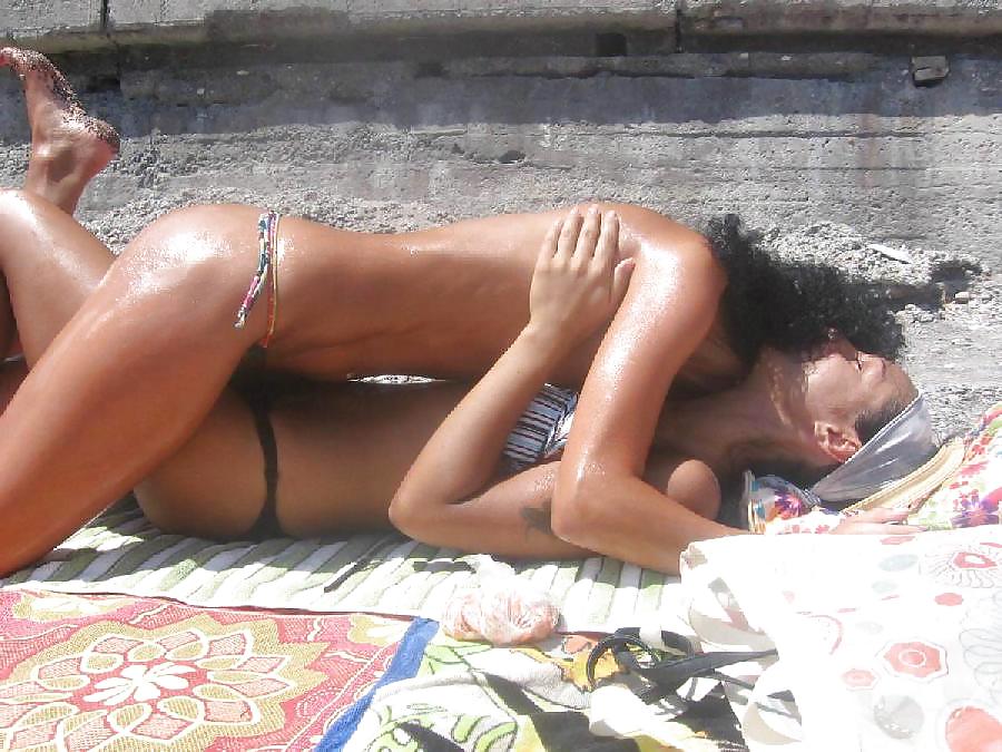 Sesso misto sulla spiaggia 14
 #12222564