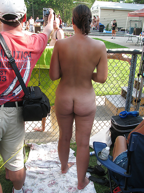 公共の場での裸の女性
 #6388665