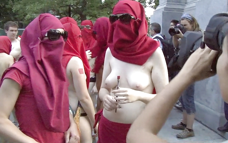 Manufestation montreal (half nude manifest)
 #11879598