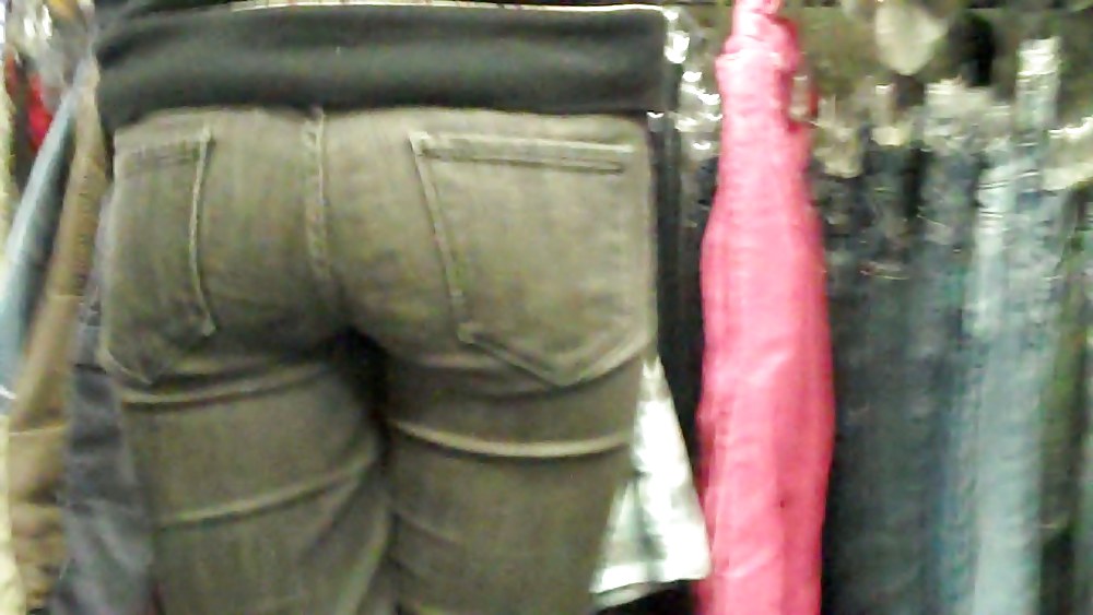 Come see her ass in butt tight jeans  #3554136