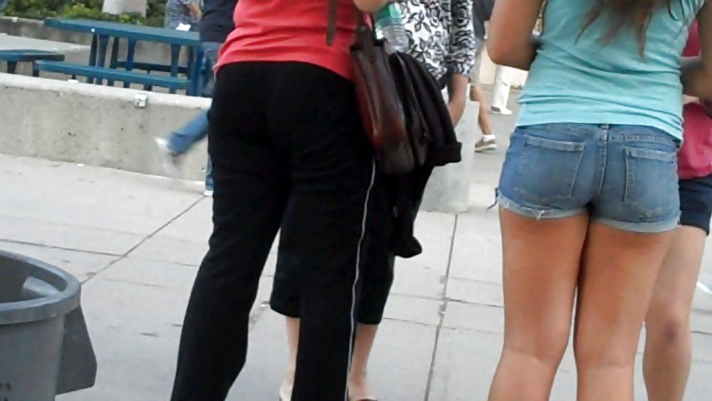 Come see her ass in butt tight jeans  #3554160