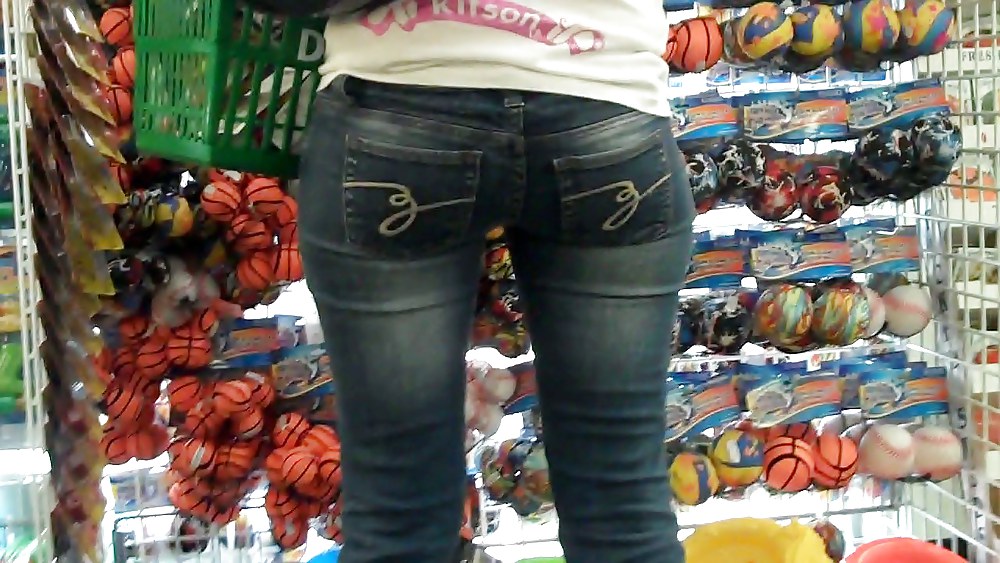 Come see her ass in butt tight jeans  #3554366