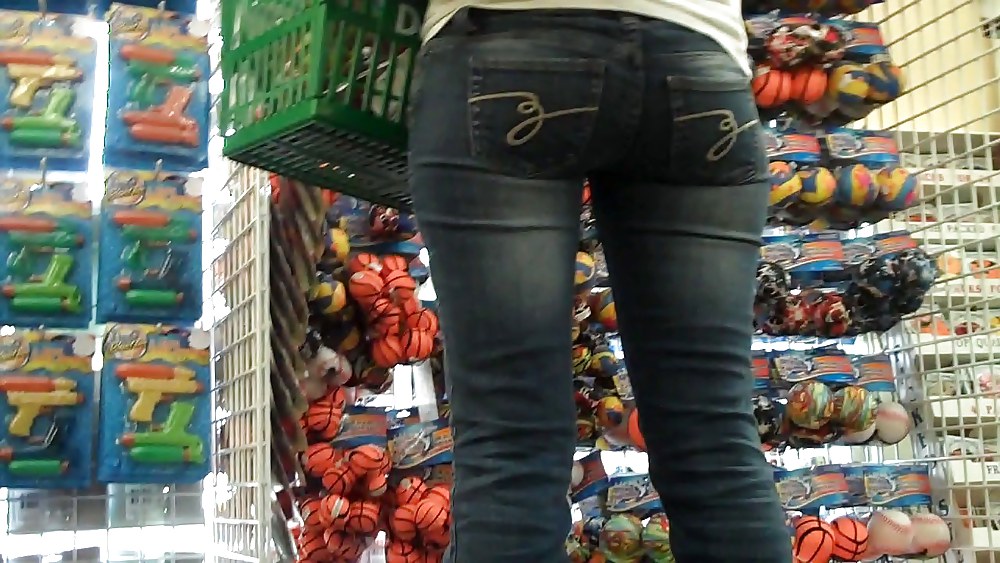 Come see her ass in butt tight jeans  #3554514