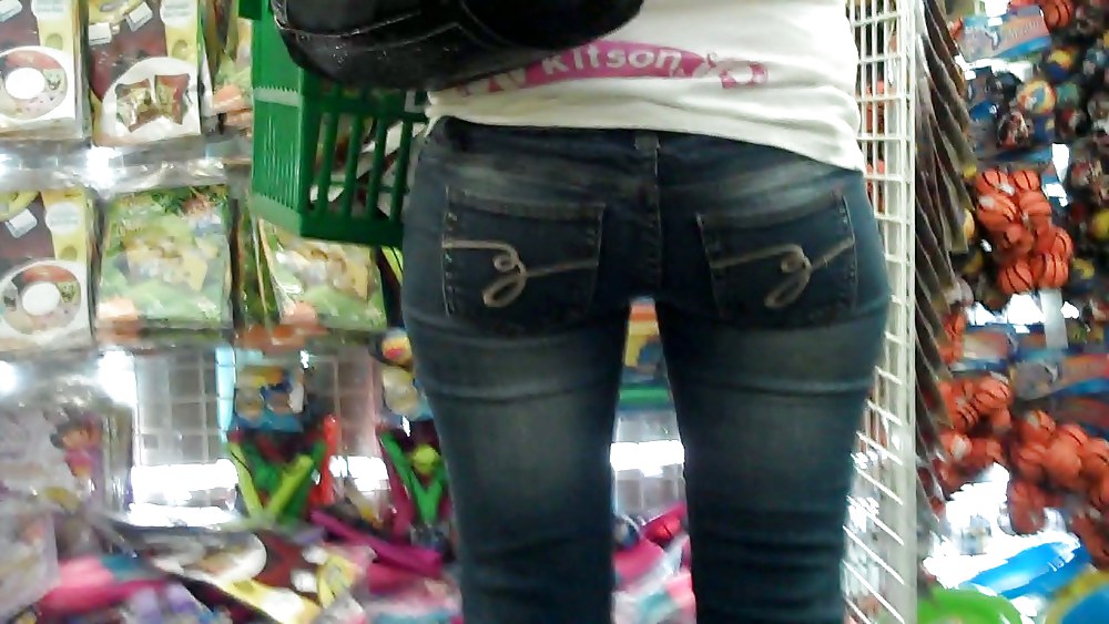 Come see her ass in butt tight jeans  #3554545