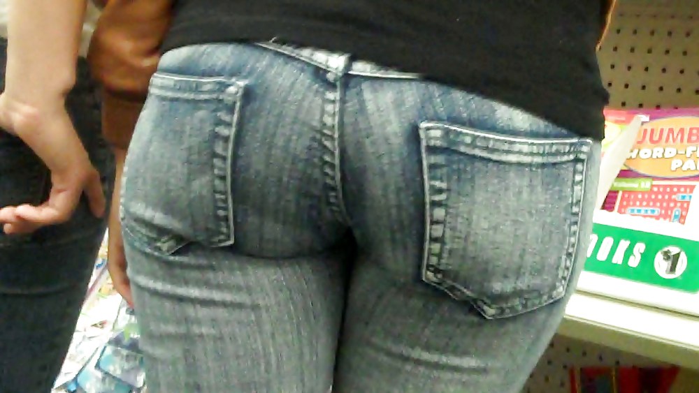 Come see her ass in butt tight jeans  #3554554
