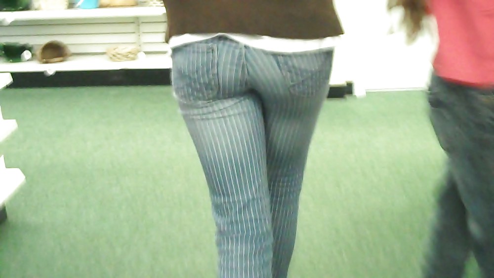 Come see her ass in butt tight jeans  #3554577
