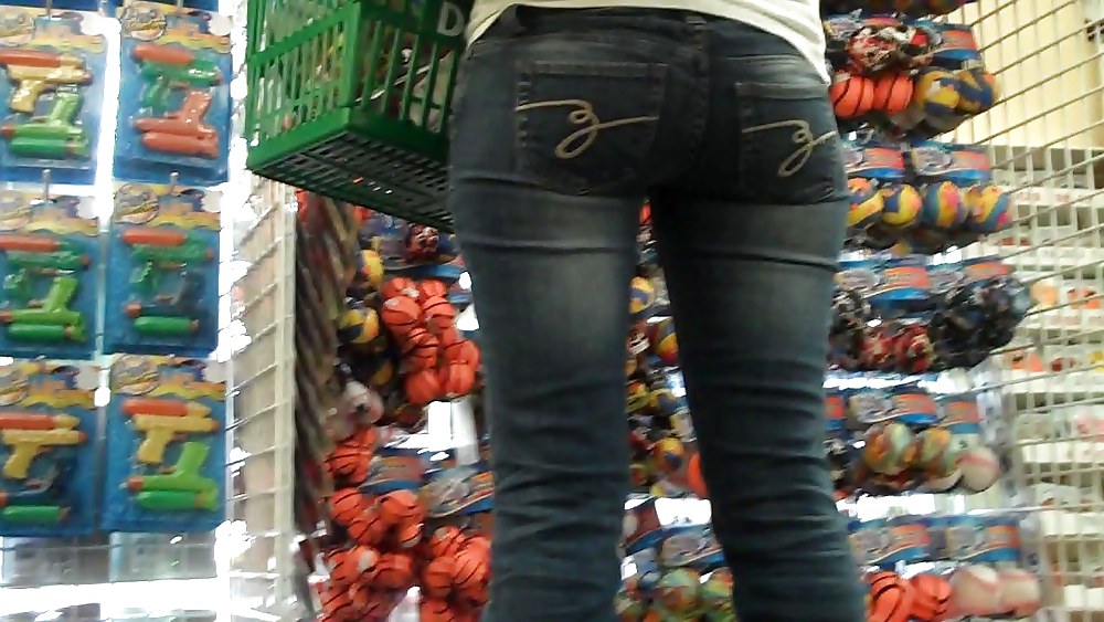 Come see her ass in butt tight jeans  #3554594