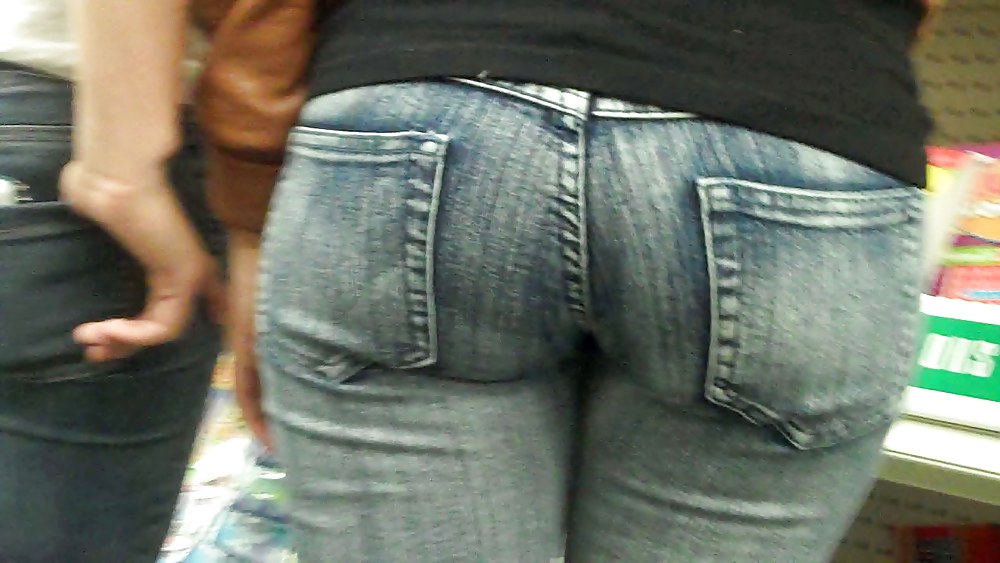 Ven a ver su culo en jeans apretados 
 #3554603