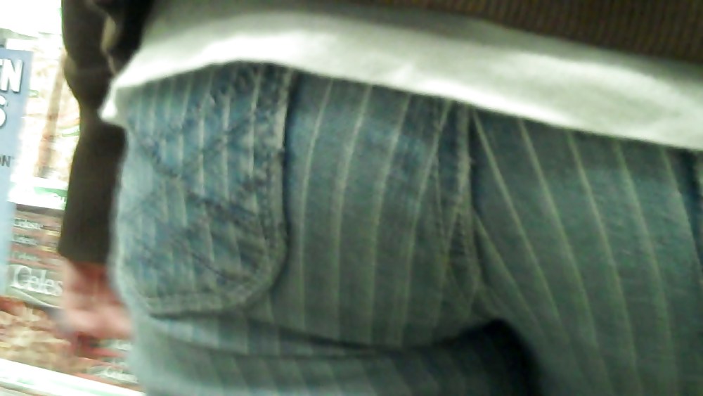 Come see her ass in butt tight jeans  #3554627