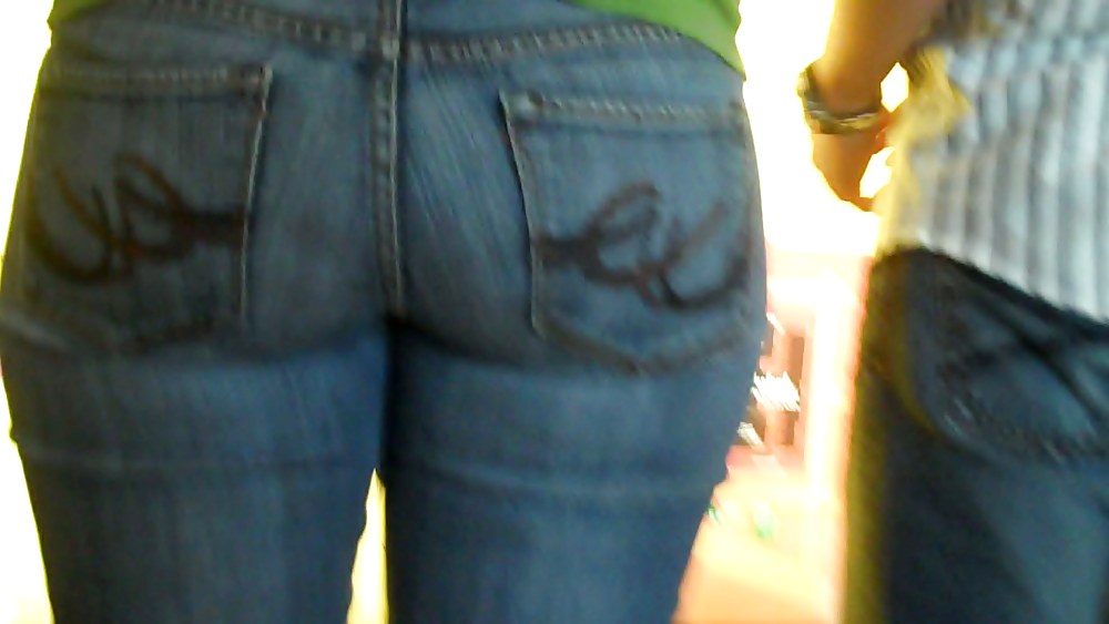 Come see her ass in butt tight jeans  #3554634