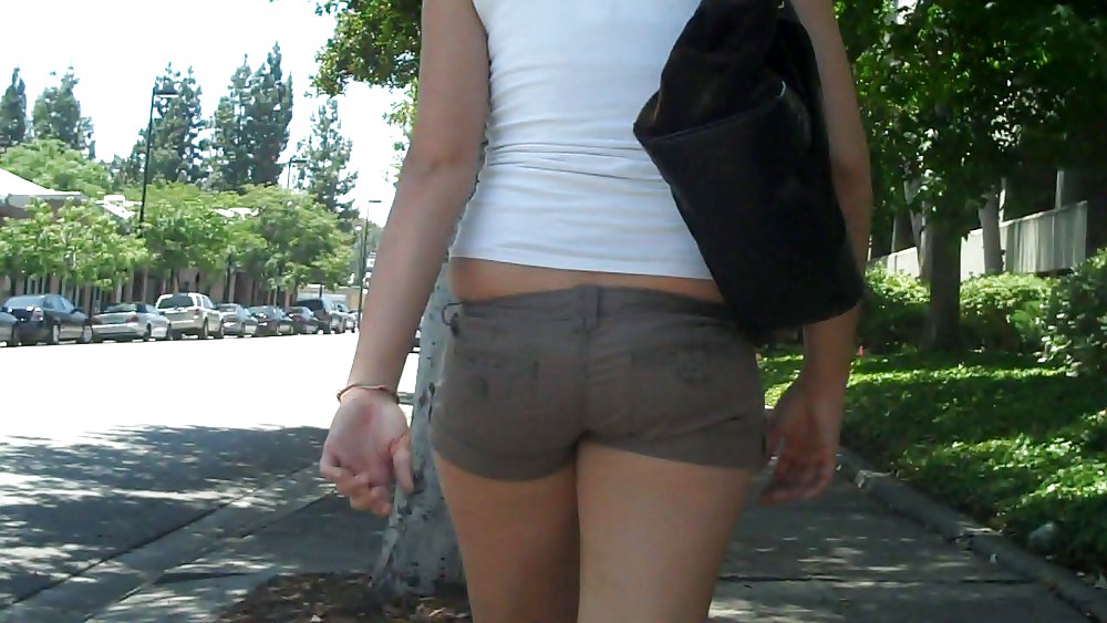 Nice Ass & Hintern Nicht In Jeans, Sondern In Kurzen Shorts #5310666