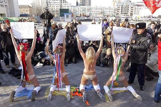 FEMEN - Filles Fraîches Protestent Par La Nudité En Public #7048124