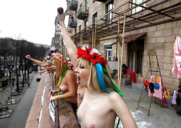 FEMEN - Filles Fraîches Protestent Par La Nudité En Public #7048143